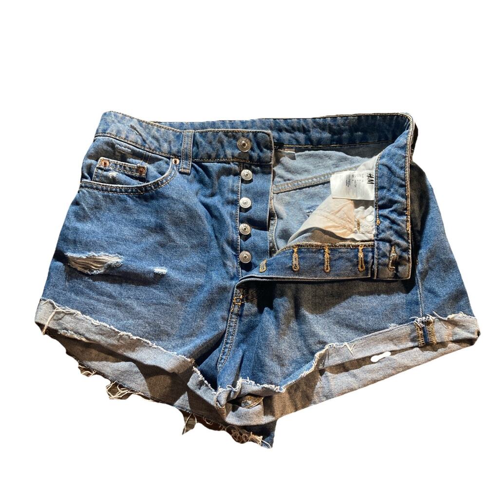 Divided by H&M Women's Denim Shorts Raw Hem Distressed Button Fly Size 6 - Picture 3 of 7